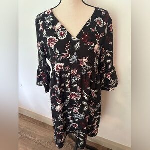 Suzy Shier Floral black pattern dress SZ L flare sleeves